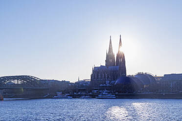 Deutschland, Nordrhein-Westfalen, Köln, Kölner Dom und Rhein bei Sonnenuntergang - GWF07770