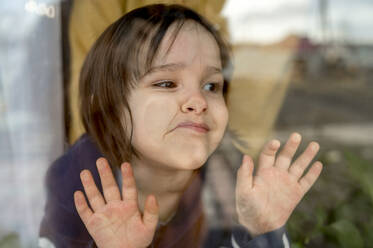 Sad boy leaning on glass - ANAF01187