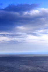 Deutschland, Mecklenburg-Vorpommern, Wolken über der Ostsee - JTF02321