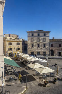 Italien, Latium, Tarquinia, Piazza Cavour mit Teatro Comunale Rossella Falk im Hintergrund - MAMF02790