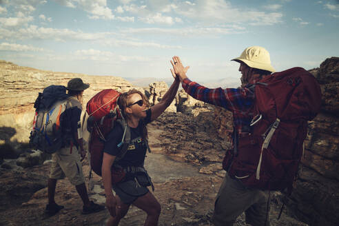 Glückliche Wanderfreunde geben sich in den Cederberg Mountains die Hand - KOF00048