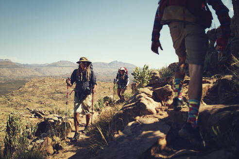 Freunde mit Wanderstöcken beim Besteigen der Cederberg Mountains - KOF00051