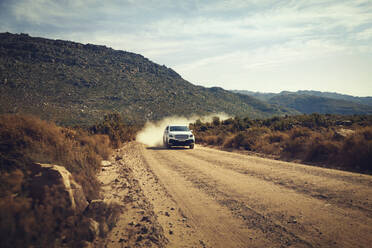 4X4-Fahrzeug auf unbefestigter Straße inmitten der Cederberg Mountains - KOF00055