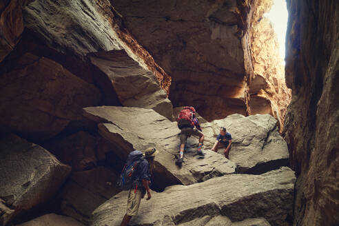 Freunde klettern am Felsen beim Cederberg Mountain Trekking - KOF00056