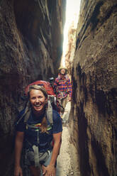 Glückliche Wanderer, die zwischen den Felswänden der Cederberg Mountains wandern - KOF00057