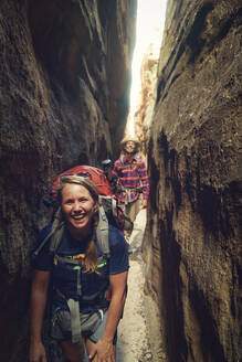 Glückliche Wanderer, die zwischen den Felswänden der Cederberg Mountains wandern - KOF00057