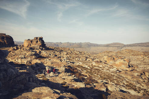 Wanderer erkunden den Cederberg Mountains Trail an einem sonnigen Tag - KOF00072