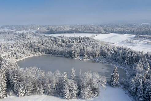 Deutschland, Bayern, Landschaftlicher Blick auf den Kleinen Karpfsee im Winter - LBF03794