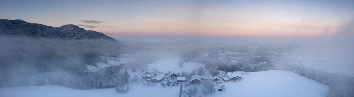 Deutschland, Bayern, Fischbach, Panoramablick auf abgelegenes Bergdorf bei nebliger Winterdämmerung - LBF03796