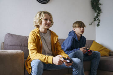 Glückliche Jungen spielen zu Hause ein Videospiel - NJAF00316