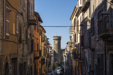 Italien, Latium, Viterbo, Häuserzeilen mit Turm des Palazzo Ducale o delle Logge im Hintergrund - MAMF02800