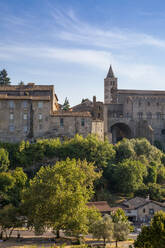 Italien, Latium, Viterbo, Bäume vor dem Palazzo dei Papi - MAMF02801