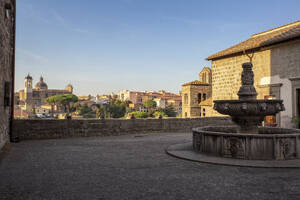 Italien, Latium, Viterbo, Terrassenbrunnen des Palazzo dei Papi - MAMF02805