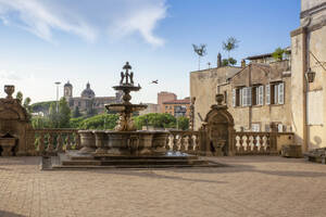 Italien, Latium, Viterbo, Brunnen und Terrasse des Palazzo dei Priori mit der Kirche Chiesa della Santissima Trinita im Hintergrund - MAMF02808