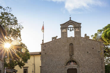Italien, Latium, Viterbo, Chiesa di San Silvestro bei Sonnenuntergang - MAMF02812