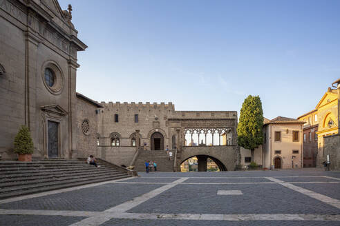 Italy, Lazio, Viterbo, Piazza San Lorenzo and Palazzo dei Papi - MAMF02817