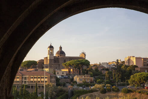 Italien, Latium, Viterbo, Blick vom Palazzo dei Papi auf die Kirche Chiesa della Santissima Trinita - MAMF02818