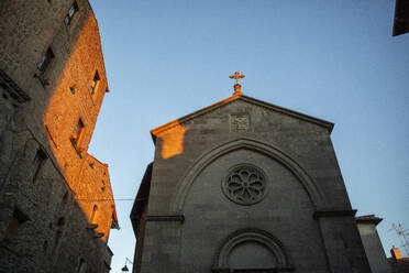 Italy, Lazio, Viterbo, Exterior of Chiesa di San Pellegrino church at dusk - MAMF02824