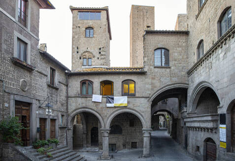 Italien, Latium, Viterbo, Historische Gebäude rund um die Piazza San Pellegrino - MAMF02825