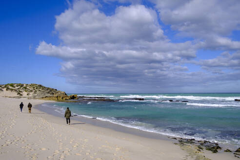 Südafrika, Westliche Kap-Provinz, Wolken über dem Strand im De Hoop Nature Reserve - LBF03800