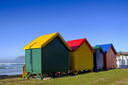 Südafrika, Westliche Kap-Provinz, Kapstadt, Reihe von bunten Strandhütten am Muizenberg Beach - LBF03814