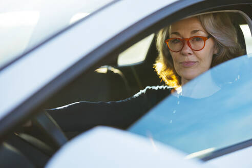 Frau mit Brille am Steuer eines Autos - EBSF03181