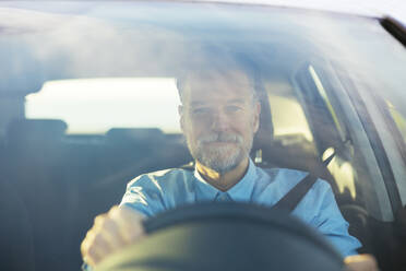 Mann am Steuer eines Autos durch die Windschutzscheibe gesehen - EBSF03194