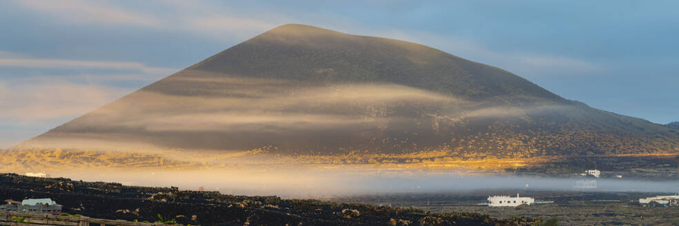 Spain, Canary Islands, Montana Negra at foggy dusk - WGF01450