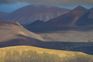 Spanien, Kanarische Inseln, Feuerberge im Timanfaya-Nationalpark in der Morgendämmerung - WGF01459