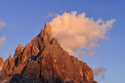 Italien, Trentino-Südtirol, Wolken über dem Gipfel des Cimon della Pala in der Abenddämmerung - RUEF04018