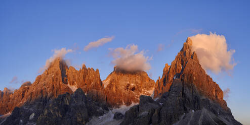 Italien, Trentino-Südtirol, Wolken über dem Pale di San Martino-Massiv in der Abenddämmerung - RUEF04019