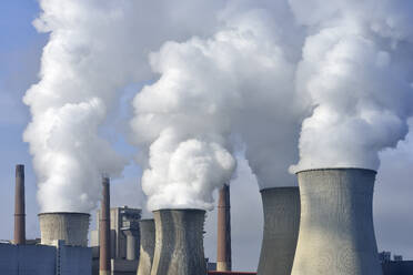 Deutschland, Nordrhein-Westfalen, Neurath, Kühltürme, die Wasserdampfwolken freisetzen - RUEF04023