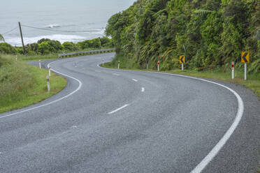 Neuseeland, Südinsel Neuseeland, Kurvenreicher Abschnitt des State Highway 6 - RUEF04030