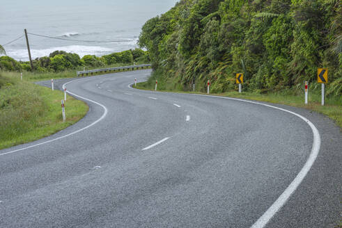 Neuseeland, Südinsel Neuseeland, Kurvenreicher Abschnitt des State Highway 6 - RUEF04030