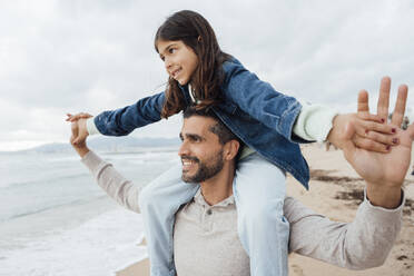 Glücklicher Vater trägt seine Tochter auf den Schultern am Strand - JOSEF18499