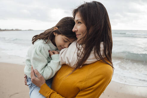Lächelnde Frau mit Tochter am Strand - JOSEF18501