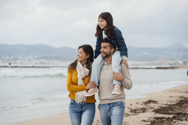 Glücklicher Mann und Frau mit Tochter gehen zusammen am Strand spazieren - JOSEF18515