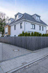 Deutschland, Bayern, Außenansicht eines modernen Einfamilienhauses mit Holzzaun - MAMF02826