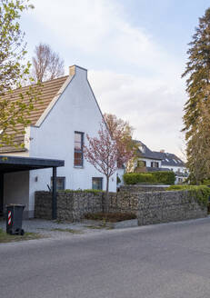 Deutschland, Bayern, Außenansicht eines modernen Einfamilienhauses mit Steinmauer - MAMF02828
