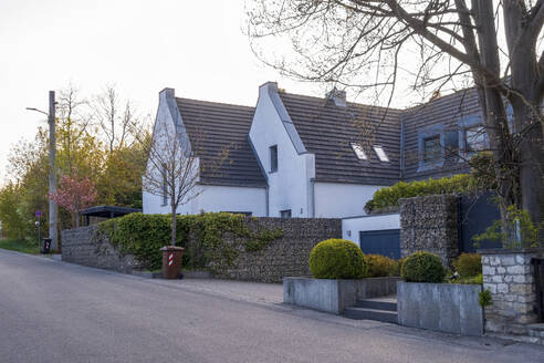 Germany, Bavaria, Road in front of modern suburban houses - MAMF02829