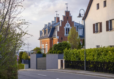 Deutschland, Bayern, Straße vor modernem Vorstadt-Backsteinhaus - MAMF02831