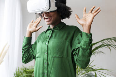 Surprised woman wearing virtual reality simulator - AAZF00365