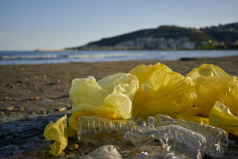 Plastiktüten und Flaschen am Strand verstreut - ANNF00129
