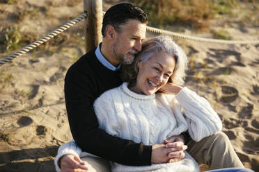 Romantisches reifes Paar verbringt seine Freizeit am Strand - EBSF03201