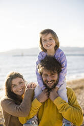 Glückliche Familie, die ihren Urlaub am Strand genießt - JOSEF18546