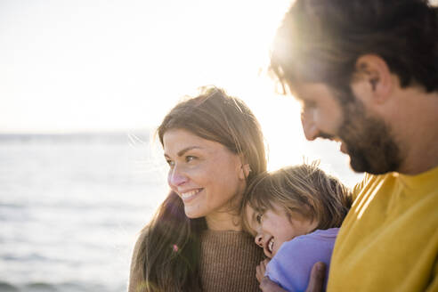 Lächelnde Tochter genießt den Urlaub mit Vater und Mutter am Strand - JOSEF18550
