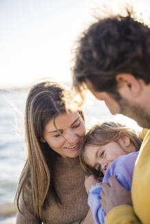 Vater und Mutter verbringen ihre Freizeit mit ihrer Tochter am Strand - JOSEF18553