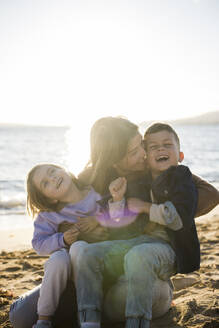 Mutter hat Spaß mit Sohn und Tochter am Strand - JOSEF18568