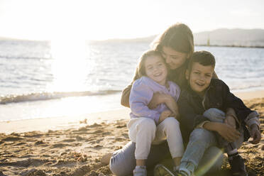 Frau genießt Urlaub mit Sohn und Tochter am Strand - JOSEF18570