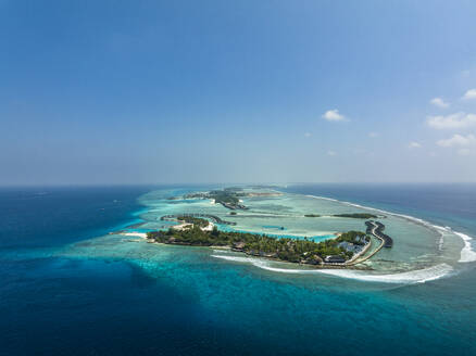 Resort auf der Insel Kanuhura im Indischen Ozean unter blauem Himmel - AMF09878